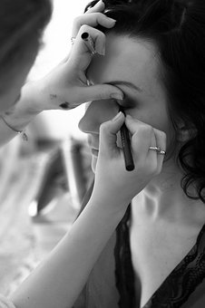 Guidelines On How To Do Your Own Makeup During Your Wedding Day